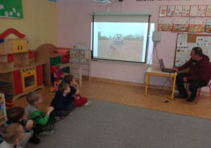 dzieci oglądają prezentację dotyczącą pracy w gospodarstwie