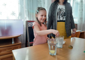dziewczynka eksperymentuje z "pływającym ziemniakiem"