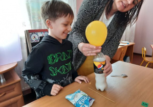 chłopiec dmucha balon roztworem sody