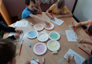 dzieci barwią sól kolorową kredą