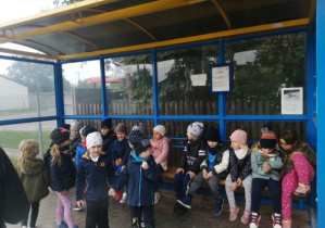 dzieci czekają na autobus