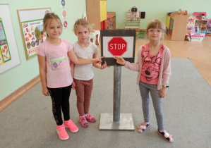 dzieci utrwalają znajomość znaków drogowych