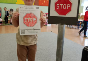 dzieci utrwalają znajomość znaków drogowych