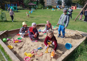 dzieci bawią się w piaskownicy