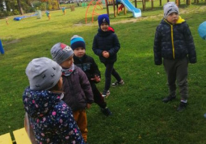 dzieci bawią się w ogrodzie przedszkolnym