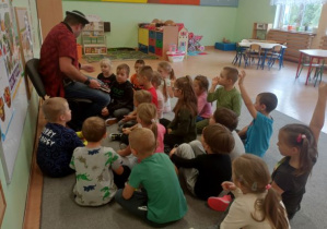 dzieci słuchają bajki czytanej przez tatę Przemka