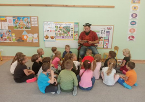 dzieci słuchają bajki czytanej przez tatę Przemka