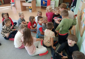 dzieci słuchają czytającej mamy Wojtka
