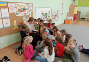 dzieci słuchają czytającej mamy Wojtka