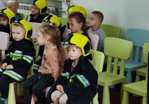 dzieci słuchają strażaka