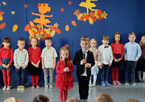 dzieci z grupy Zajączków występują na Koncercie Jesiennym