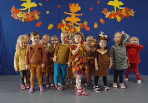 dzieci z grupy Sówek występują na Koncercie Jesiennym