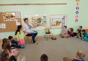 pielęgniarka opowiada dzieciom o znaczeniu dla zdrowia owoców i warzyw