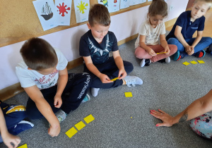 dzieci układają żółte kartoniki.