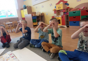 Dzieci pokazują gest określający głoskę o.