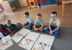 Dzieci patrzą na ilustracje.