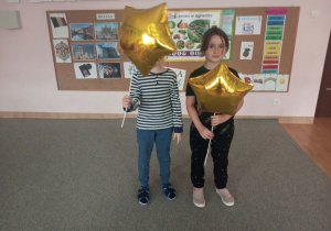 dzieci otrzymały balony od seniorów.