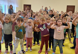 Dzieci tańczą do muzyki.