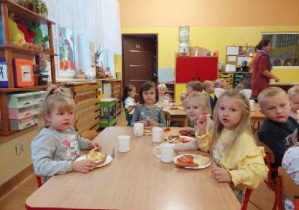 Dzieci jedzą pyszne śniadanie.