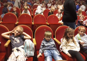 Dzieci czekają na spektakl