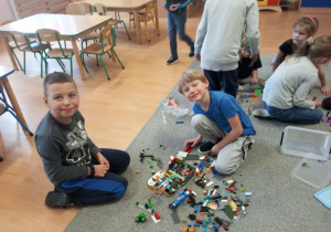 Dzieci układają budowlę.