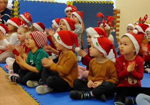 Dzieci słuchają piosenki o Mikołaju.
