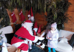 Mikołaj daje prezent dziewczynce