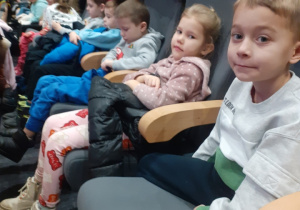 Dzieci czekaja na film