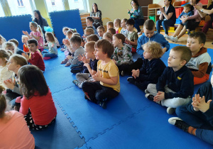 Dzieci klaszczą w rytm muzyki