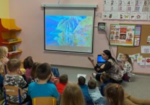 Dzieci oglądają prezentacje multimedialną