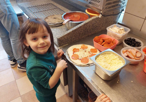 dziewczynka robi pizzę