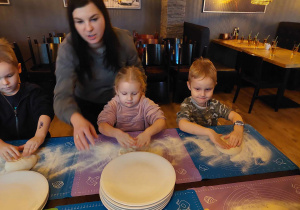 dzieci ugniatają ciasto