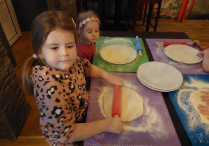 dziewczynka wałkuje ciasto