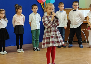 Dziewczynka mówi przez mikrofon