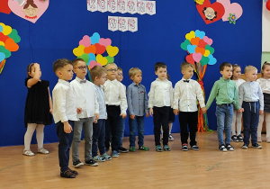 Dzieci stoją wspólnie