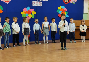 Chłopiec mówi przez mikrofon