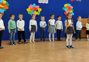 Dziewczynka mówi przez mikrofon