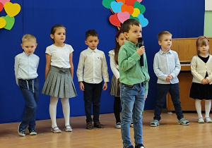 Chłopiec mówi przez mikrofon