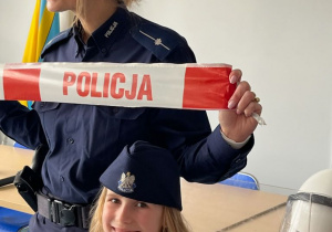 Policjantka trzyma taśmę