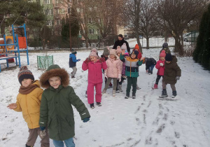 Śnieżna zabawa na placu zabaw