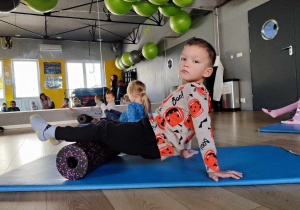 Chłopiec ćwiczy na rollerze