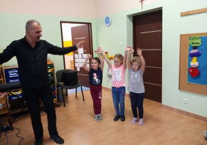 dziewczynki tańczą armeński taniec