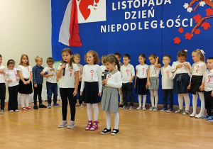 dzieci stoją na scenie