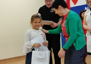 dziewczynka uśmiecha się