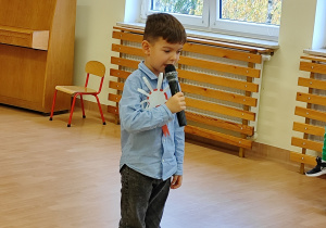 chłopiec mówi przez mikrofon