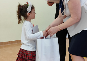 dziewczynka otzrymuje nagrodę