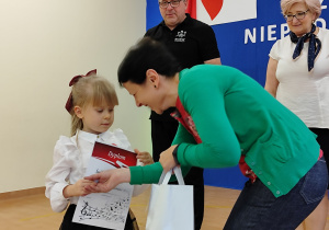 dziewczynka otrzymuje dyplom