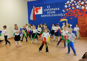 dzieici tańczą na scenie