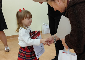 pani wręcza dyplom dziewczynce