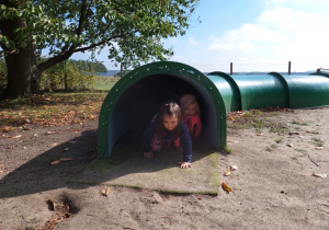 dziewczynki wychodzą z tunelu